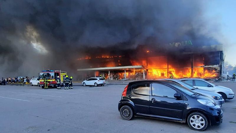 Einkaufszentrum in Flammen